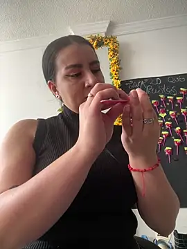 Abril Luv online show from October 1, 12:44 pm