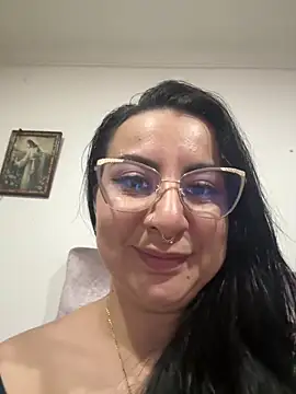 Abril Luv online show from March 28, 2:00 am