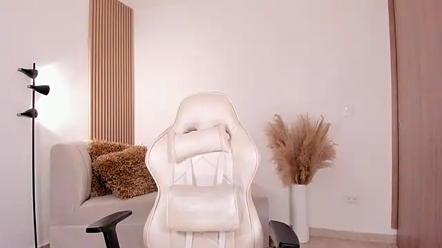 wandathompson  online show from February 18, 5:21 pm