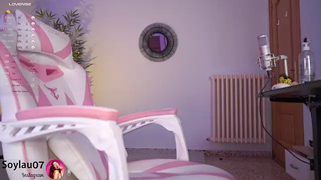 Snapshot of imjess01 chatting on February 19, 2:33 am imjess01 online show from February 19, 2:33 am