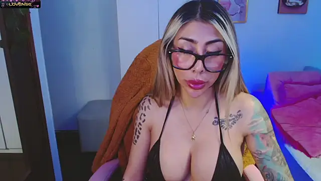 Snapshot of Martina_Dash chatting on March 20, 12:30 am Martina Dash online show from March 20, 12:30 am
