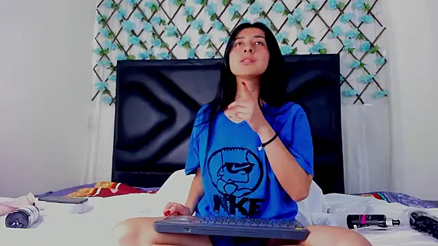 EmmaWilliamss online show from March 26, 2:00 pm