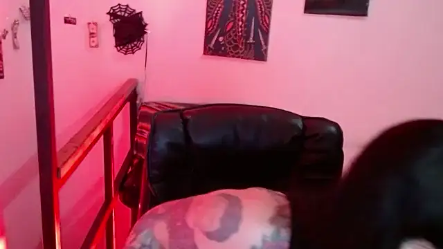 Snapshot of VampGirl1 chatting on January 4, 11:43 am VampGirl1 online show from January 4, 11:43 am