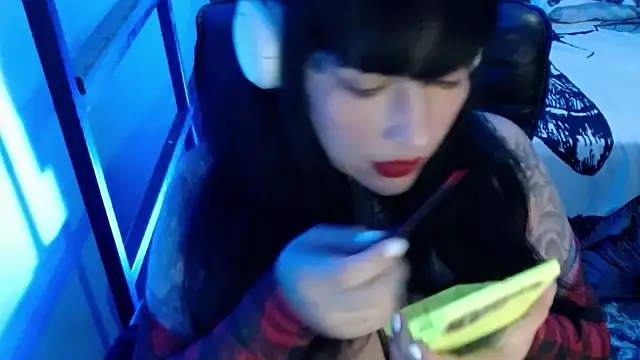 Snapshot of VampGirl1 chatting on February 4, 12:08 am VampGirl1 online show from February 4, 12:08 am