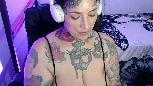 Snapshot of VampGirl1 chatting on February 8, 4:14 am VampGirl1 online show from February 8, 4:14 am