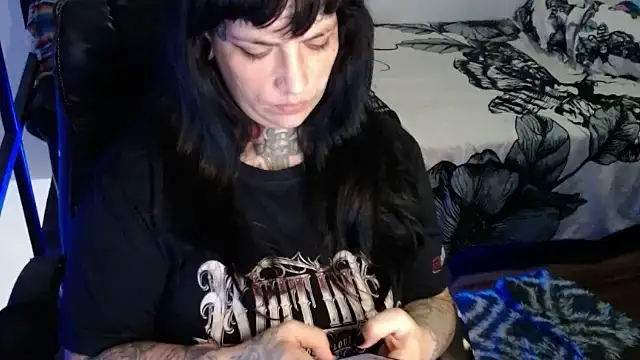 Snapshot of VampGirl1 chatting on February 14, 1:02 am VampGirl1 online show from February 14, 1:02 am