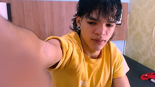 Snapshot of AlbertBernal69 chatting on February 10, 2:19 am AlbertBernal69 online show from February 10, 2:19 am