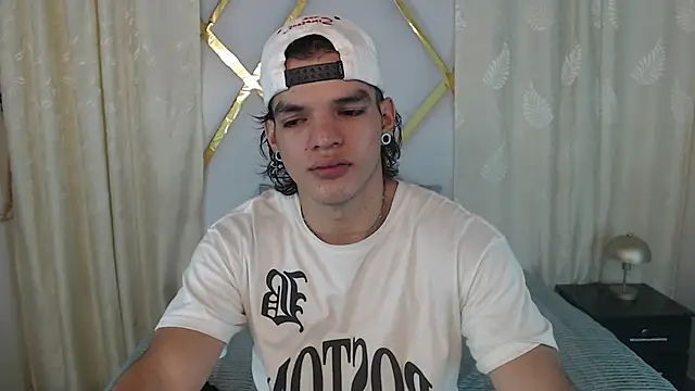 Snapshot of AlbertBernal69 chatting on February 12, 2:14 am AlbertBernal69 online show from February 12, 2:14 am