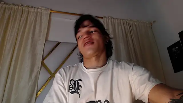 Snapshot of AlbertBernal69 chatting on February 12, 8:27 am AlbertBernal69 online show from February 12, 8:27 am