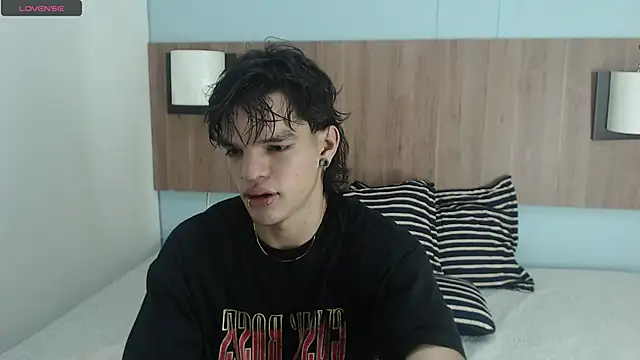 Snapshot of AlbertBernal69 chatting on February 17, 2:42 am AlbertBernal69 online show from February 17, 2:42 am