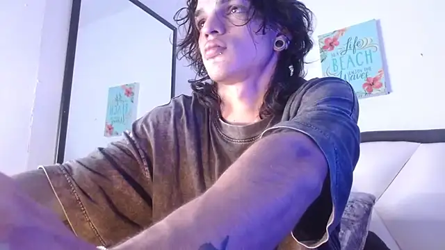 Snapshot of AlbertBernal69 chatting on October 15, 3:06 am AlbertBernal69 online show from October 15, 3:06 am