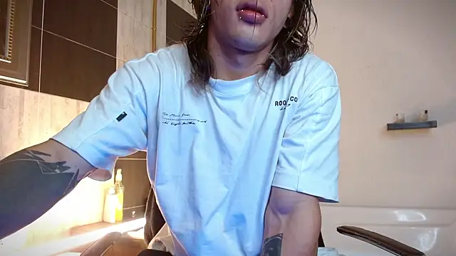 Snapshot of AlbertBernal69 chatting on December 19, 2:40 am AlbertBernal69 online show from December 19, 2:40 am