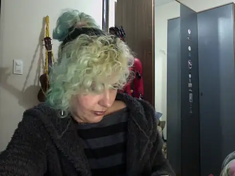 MariLouM online show from June 25, 8:57 pm