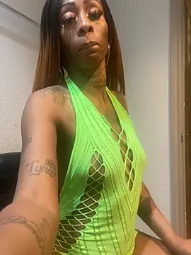 Snapshot of SlimBeenBadd1981 chatting on January 5, 8:32 am SlimBeenBadd1981 online show from January 5, 8:32 am