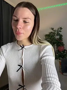 Snapshot of KittyKatyDream chatting on February 14, 6:19 pm KittyKatyDream online show from February 14, 6:19 pm