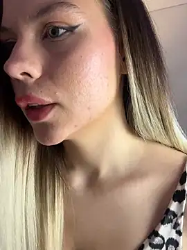 Snapshot of KittyKatyDream chatting on March 13, 1:29 pm KittyKatyDream online show from March 13, 1:29 pm