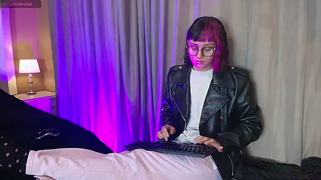 Snapshot of tati_cardenas chatting on March 13, 4:38 am tati cardenas online show from March 13, 4:38 am