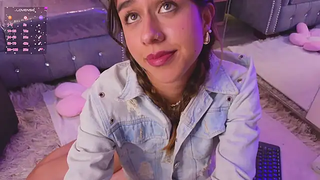 Snapshot of Emiily_Scott1 chatting on December 3, 4:06 pm Emiily Scott1 online show from December 3, 4:06 pm