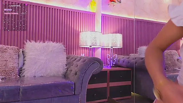 Snapshot of Emiily_Scott1 chatting on December 3, 7:44 pm Emiily Scott1 online show from December 3, 7:44 pm