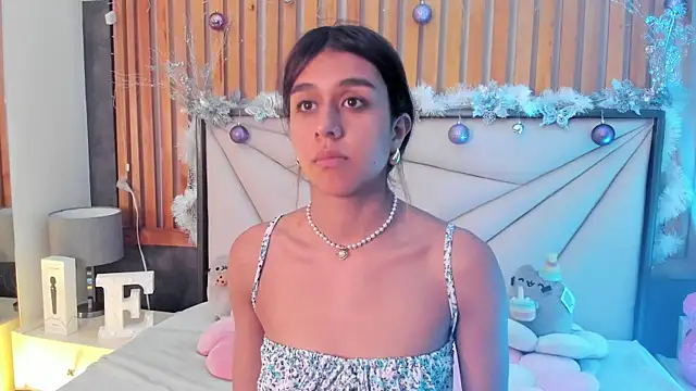 Snapshot of Emiily_Scott1 chatting on December 5, 8:44 pm Emiily Scott1 online show from December 5, 8:44 pm