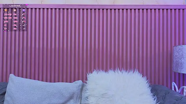 Snapshot of Emiily_Scott1 chatting on December 7, 11:51 am Emiily Scott1 online show from December 7, 11:51 am