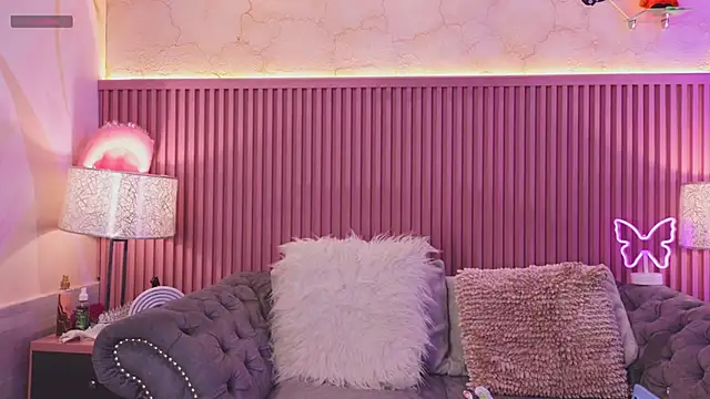 Snapshot of Emiily_Scott1 chatting on December 9, 1:02 pm Emiily Scott1 online show from December 9, 1:02 pm