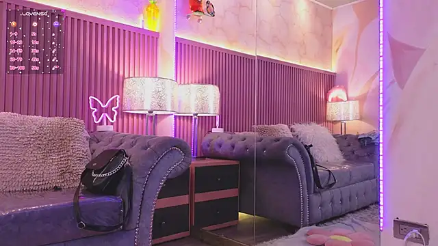 Snapshot of Emiily_Scott1 chatting on December 10, 12:27 pm Emiily Scott1 online show from December 10, 12:27 pm