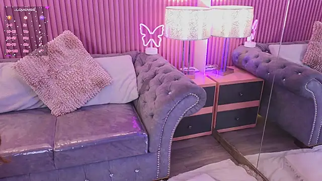 Snapshot of Emiily_Scott1 chatting on December 12, 4:10 pm Emiily Scott1 online show from December 12, 4:10 pm