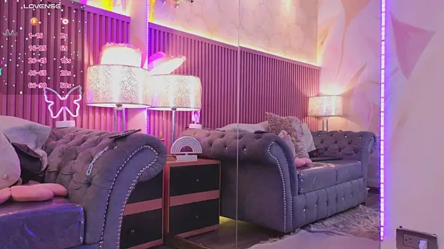 Snapshot of Emiily_Scott1 chatting on December 18, 12:51 pm Emiily Scott1 online show from December 18, 12:51 pm