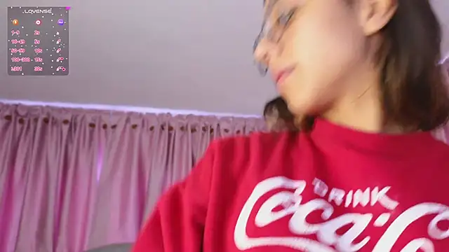 Snapshot of Emiily_Scott1 chatting on February 6, 1:10 pm Emiily Scott1 online show from February 6, 1:10 pm