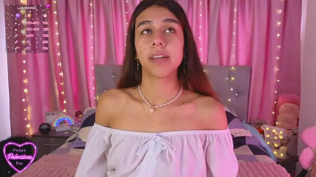 Snapshot of Emiily_Scott1 chatting on February 17, 2:37 pm Emiily Scott1 online show from February 17, 2:37 pm