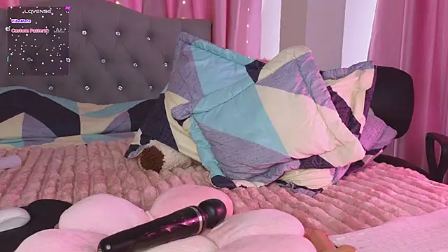 Snapshot of Emiily_Scott1 chatting on March 12, 5:28 pm Emiily Scott1 online show from March 12, 5:28 pm