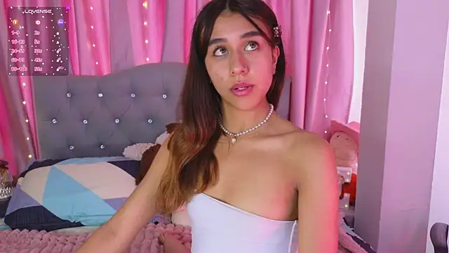 Snapshot of Emiily_Scott1 chatting on March 18, 5:42 pm Emiily Scott1 online show from March 18, 5:42 pm