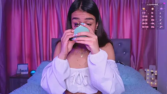 Snapshot of Emiily_Scott1 chatting on December 5, 2:47 pm Emiily Scott1 online show from December 5, 2:47 pm