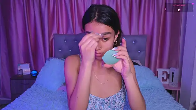 Snapshot of Emiily_Scott1 chatting on December 15, 10:14 pm Emiily Scott1 online show from December 15, 10:14 pm