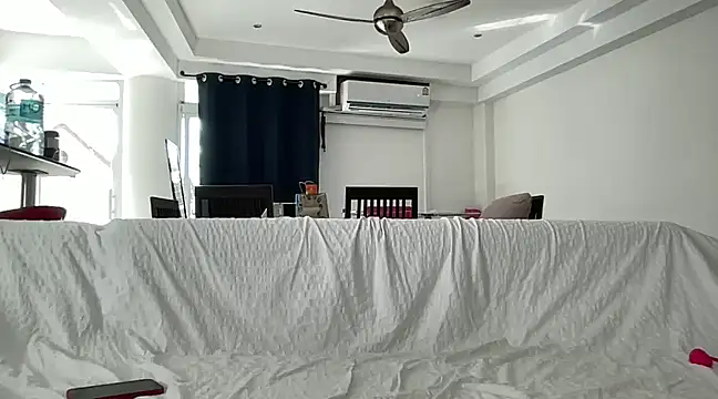 Snapshot of claudiacvc95 chatting on February 9, 8:33 am claudiacvc95 online show from February 9, 8:33 am