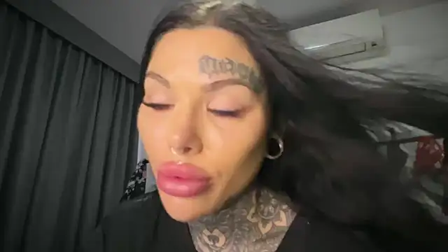 Snapshot of claudiacvc95 chatting on October 28, 3:43 am claudiacvc95 online show from October 28, 3:43 am