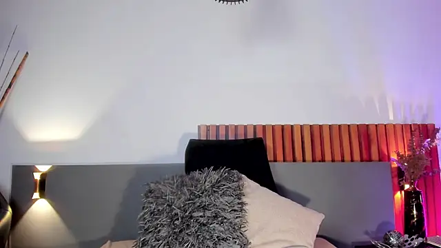 NoraDasilva online show from March 9, 12:00 am