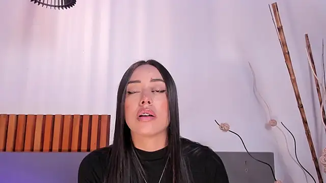 NoraDasilva online show from March 31, 1:07 am