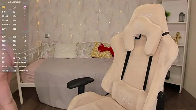 Snapshot of art_lovee chatting on January 25, 7:49 am art lovee online show from January 25, 7:49 am