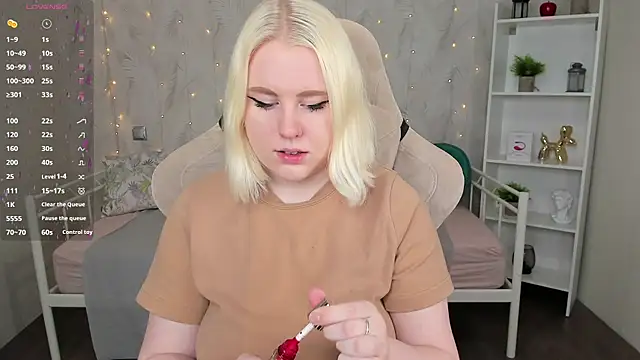 Snapshot of art_lovee chatting on February 26, 8:37 am art lovee online show from February 26, 8:37 am