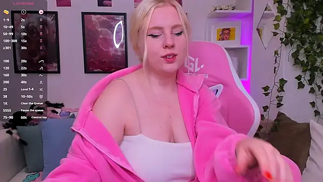 Snapshot of art_lovee chatting on September 16, 1:17 am art lovee online show from September 16, 1:17 am