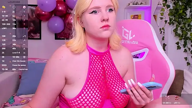 Snapshot of art_lovee chatting on October 5, 1:15 am art lovee online show from October 5, 1:15 am