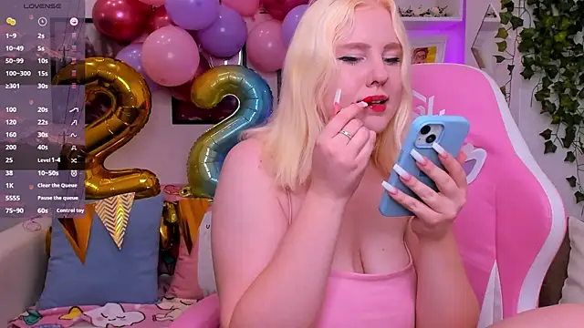 Snapshot of art_lovee chatting on October 7, 1:25 am art lovee online show from October 7, 1:25 am