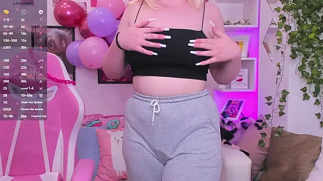 Snapshot of art_lovee chatting on October 14, 2:12 am art lovee online show from October 14, 2:12 am