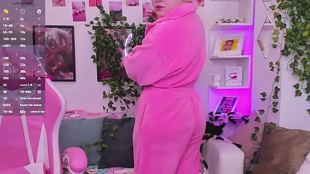 Snapshot of art_lovee chatting on October 15, 2:11 am art lovee online show from October 15, 2:11 am