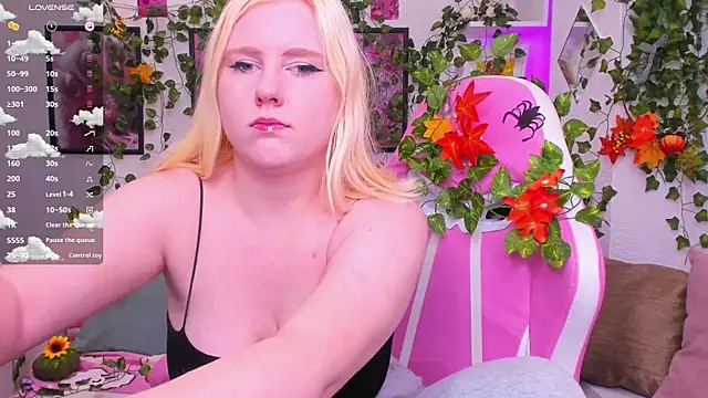 Snapshot of art_lovee chatting on October 18, 2:14 am art lovee online show from October 18, 2:14 am