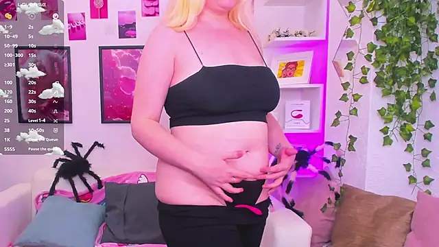 Snapshot of art_lovee chatting on November 8, 1:17 am art lovee online show from November 8, 1:17 am