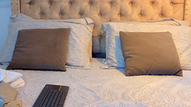 KeryHillson online show from February 18, 1:29 pm