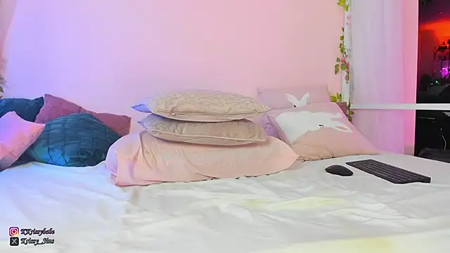 Snapshot of KrissySinsx chatting on February 6, 8:07 am KrissySinsx online show from February 6, 8:07 am